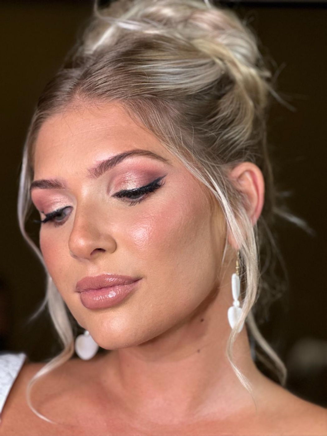 Editorial look: platinum blonde hair with pink ombr&eacute; tips and bold smoky eye